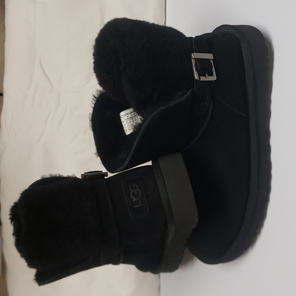 UGG Karel Sheepskin Suede ankle boot, Size 8 *LIKE NEW*